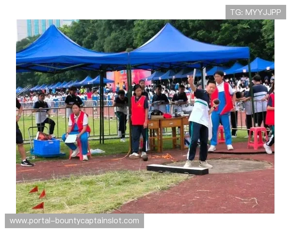 赛场外的文化展示区，小球迷驻足了解垒球发展历史